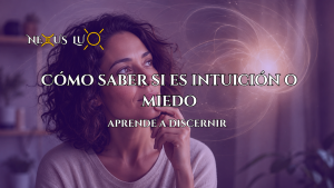 Persona reflexionando sobre cómo saber si es intuición o miedo antes de tomar una decisión.