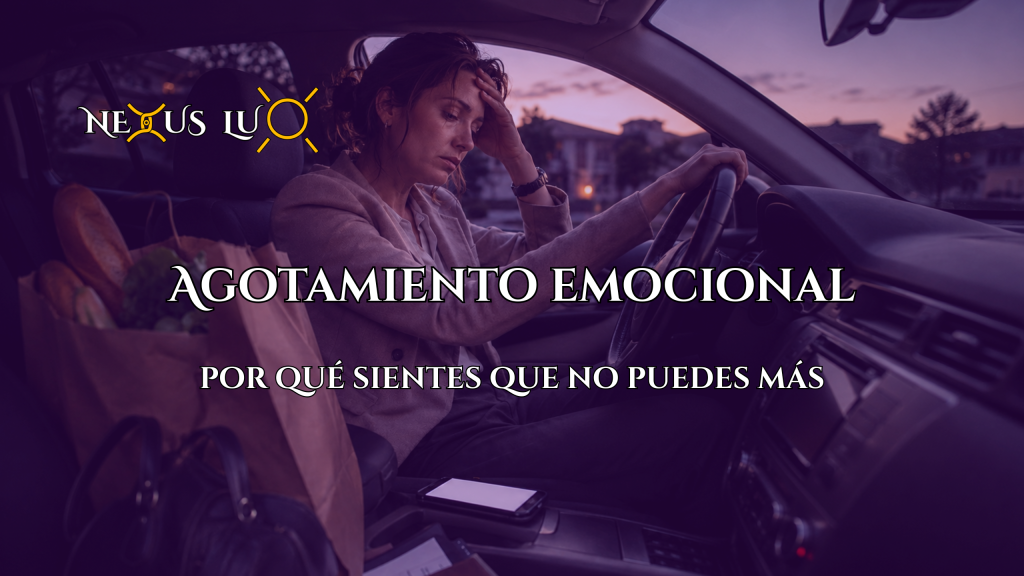Persona agotada sentada en el coche, representando el agotamiento emocional y el piloto automático.